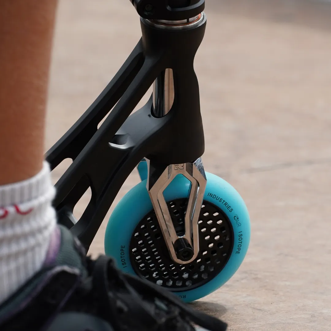 Root Industries Invictus v3 sparkcykeldeck 19,5" svart镁