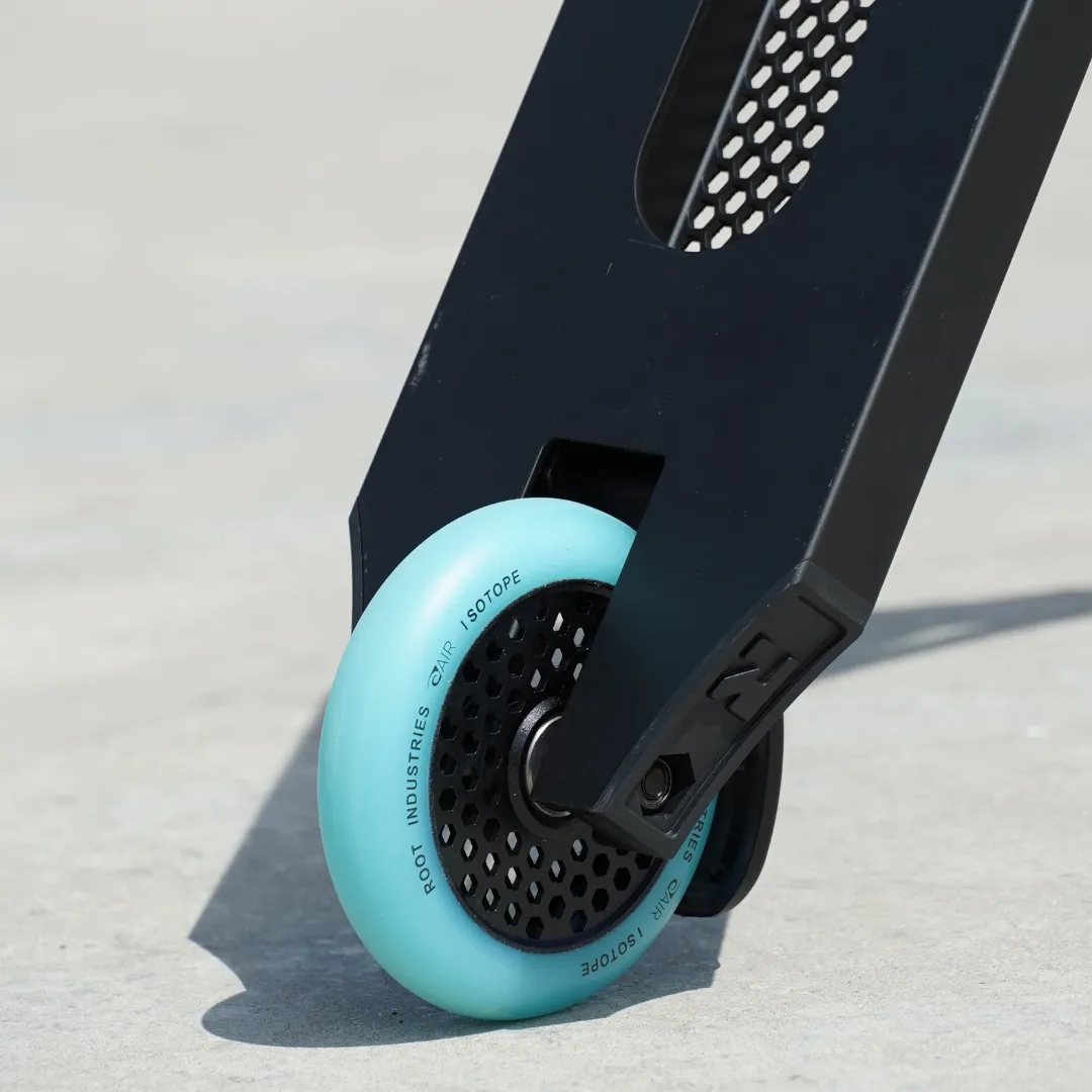 Root Industries Invictus v3 sparkcykeldeck 19,5" svart镁