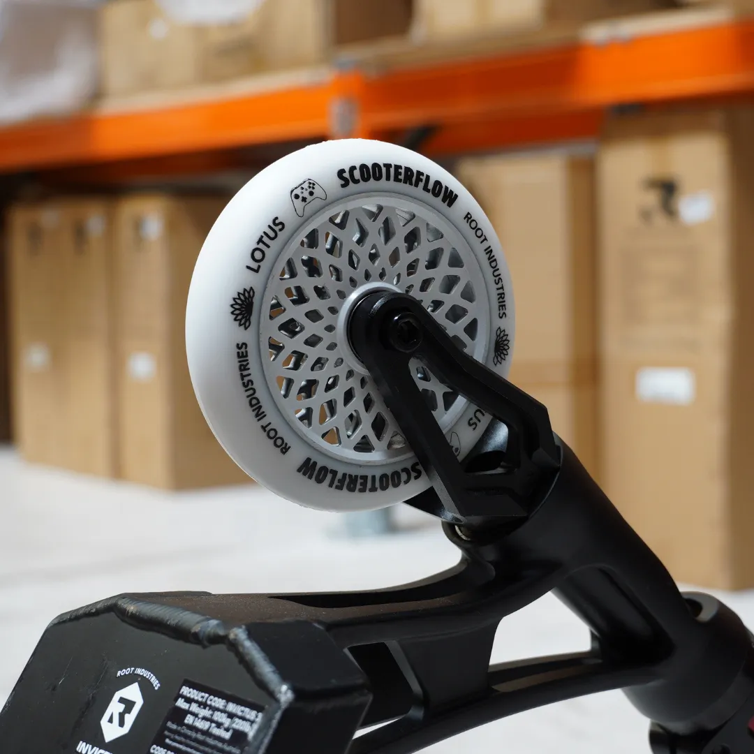 Root Industries Lotus 110mm hjul White/White ScooterFlow