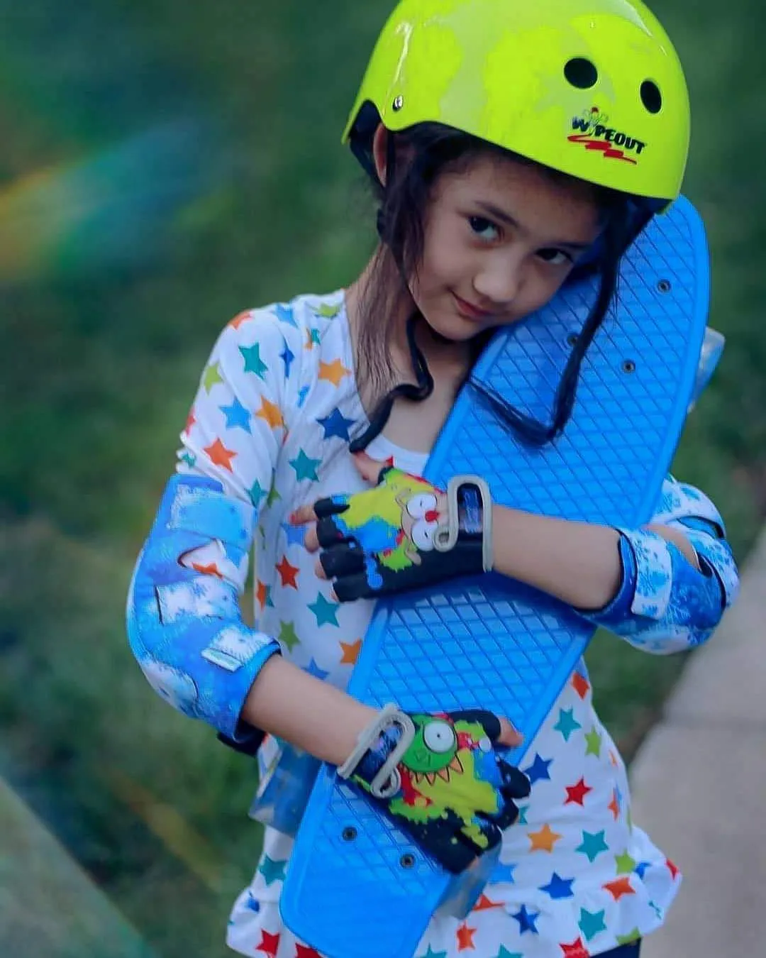 BELEEV Cruiser 22 skateboard blå lysande hjul