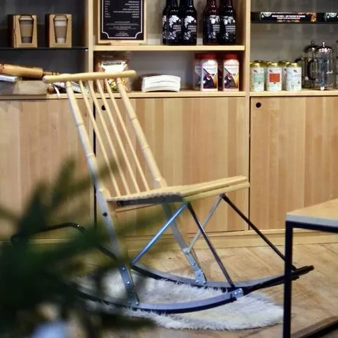 ESLA Nordic gungstol i trä nordisk design