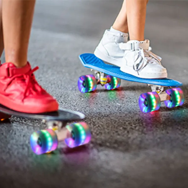 BELEEV Cruiser 22 skateboard blå lysande hjul