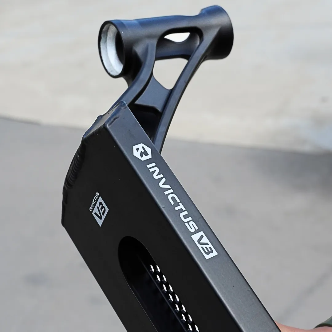 Root Industries Invictus v3 sparkcykeldeck 19,5" svart镁