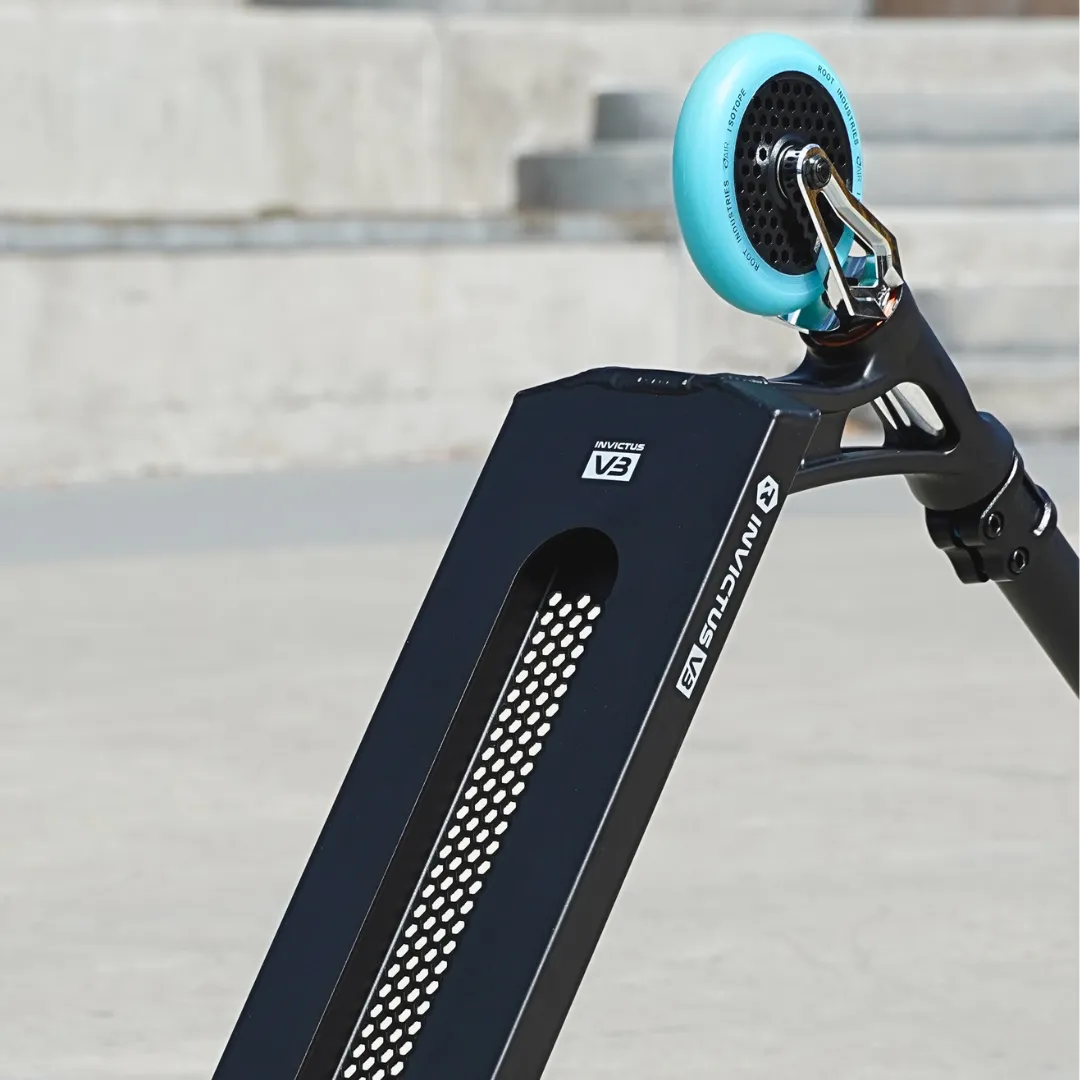 Root Industries Invictus v3 sparkcykeldeck 19,5" svart镁